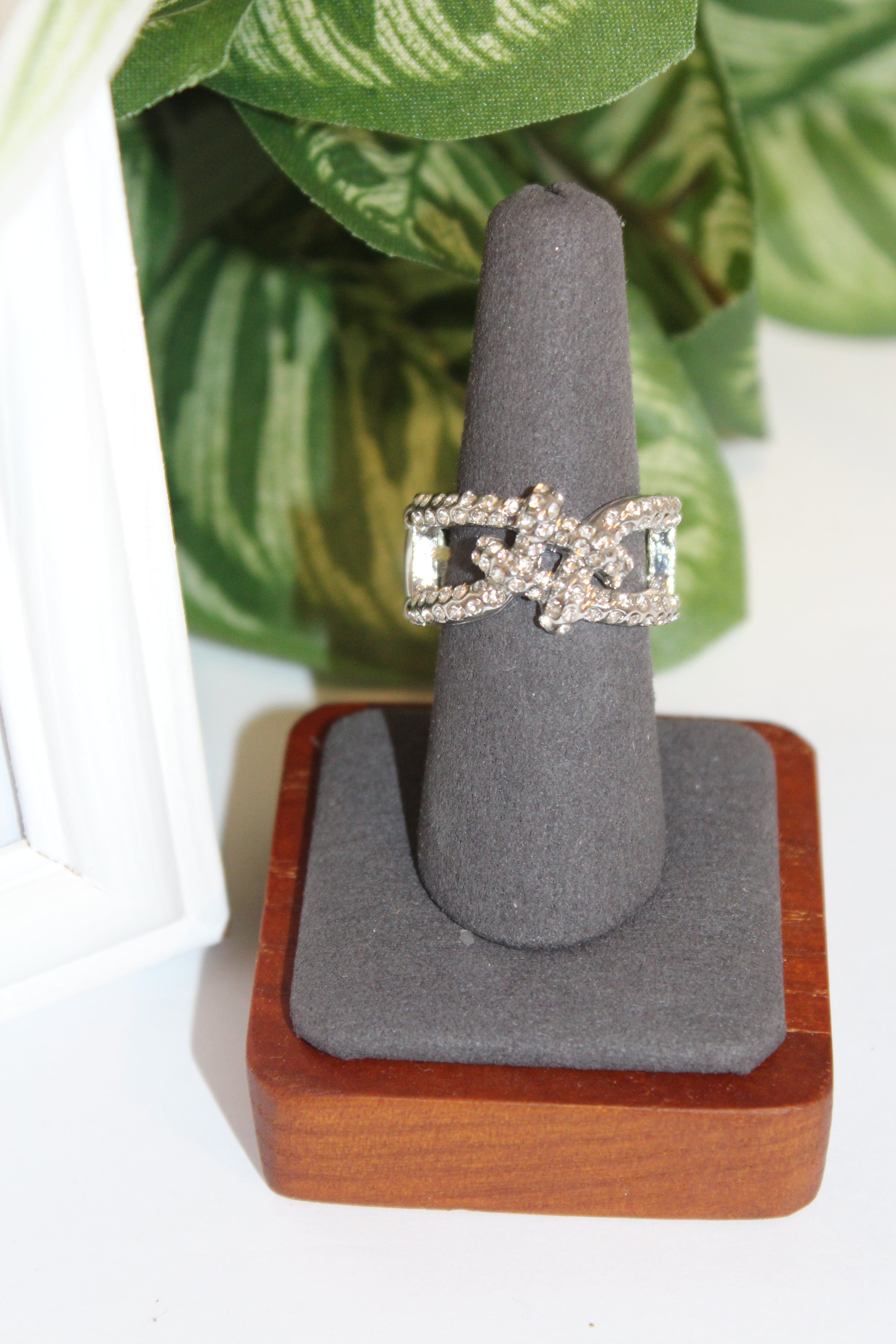 Rings-Glamorous Crystal Knot Ring